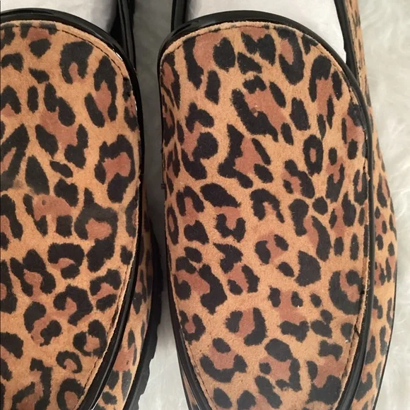 Donald Pliner - Picture 8 of 10